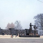 Во Львове третий день пытаются снести Монумент славы Советской армии